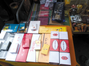 别上当！昆明街头路边摊烟价奇低，竟都是假烟！