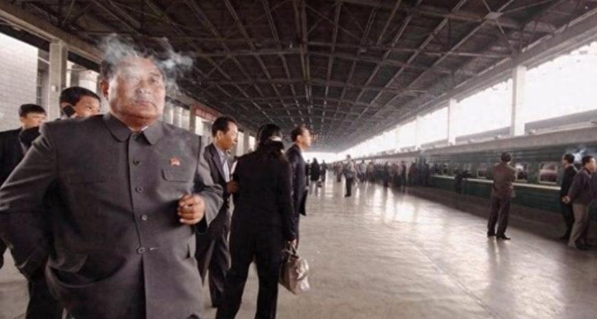 如今的朝鲜军人都抽什么烟？其中“光明牌”一般士兵抽不起