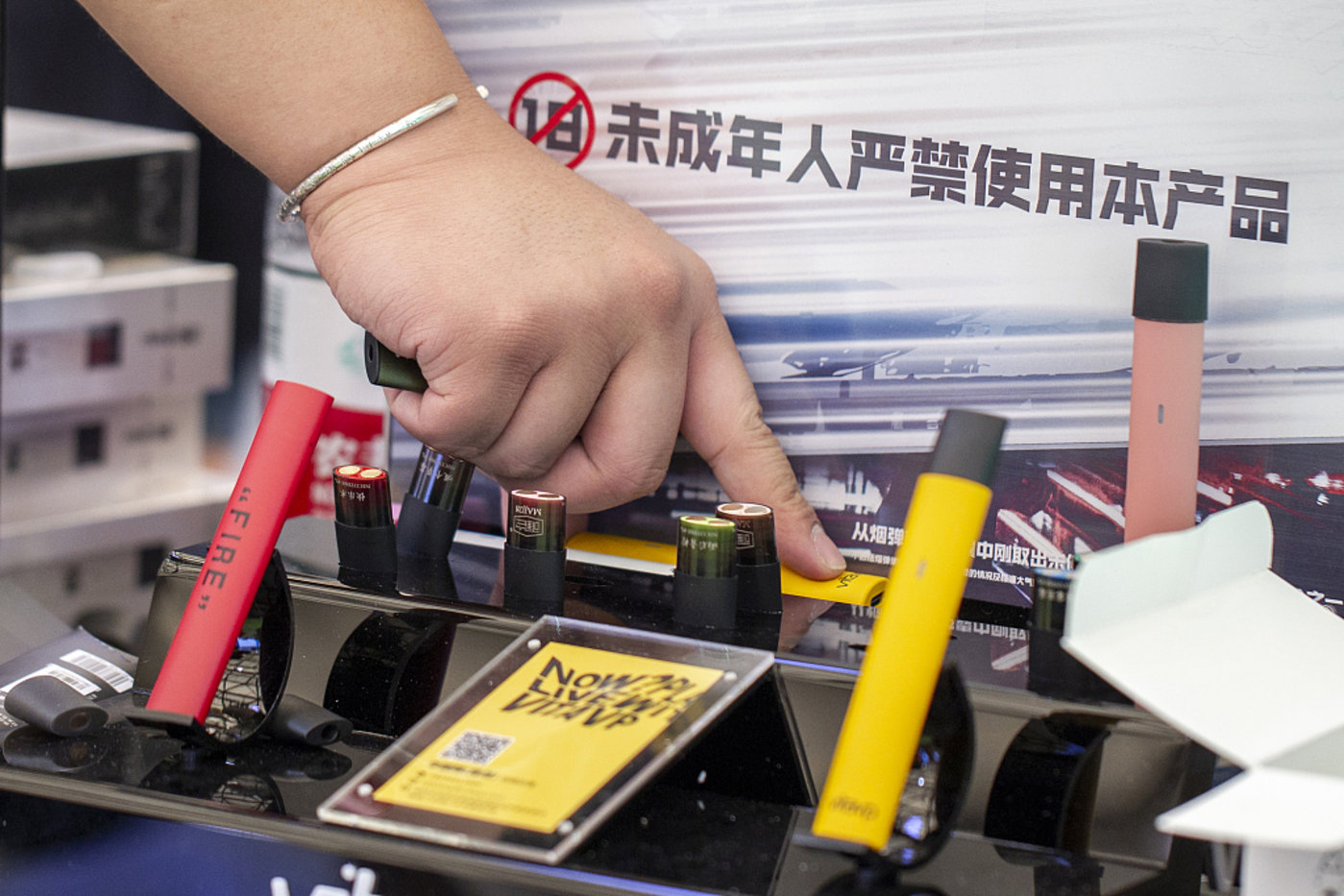 电子烟线下现状调查：专卖店门可罗雀，加微信可包邮，有小店准备停售
